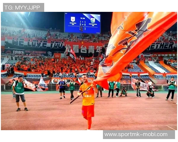 北看台球迷用手电筒拼出冠军奖杯形状为国安加油助威亚冠二国安战麦克阿瑟 北看台球迷用手电筒拼出冠军奖杯形状为国安加油助威亚冠二国安战麦克阿瑟